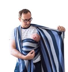 Männer entscheiden sich eher für eine Babytrage als für ein Babytragetuch